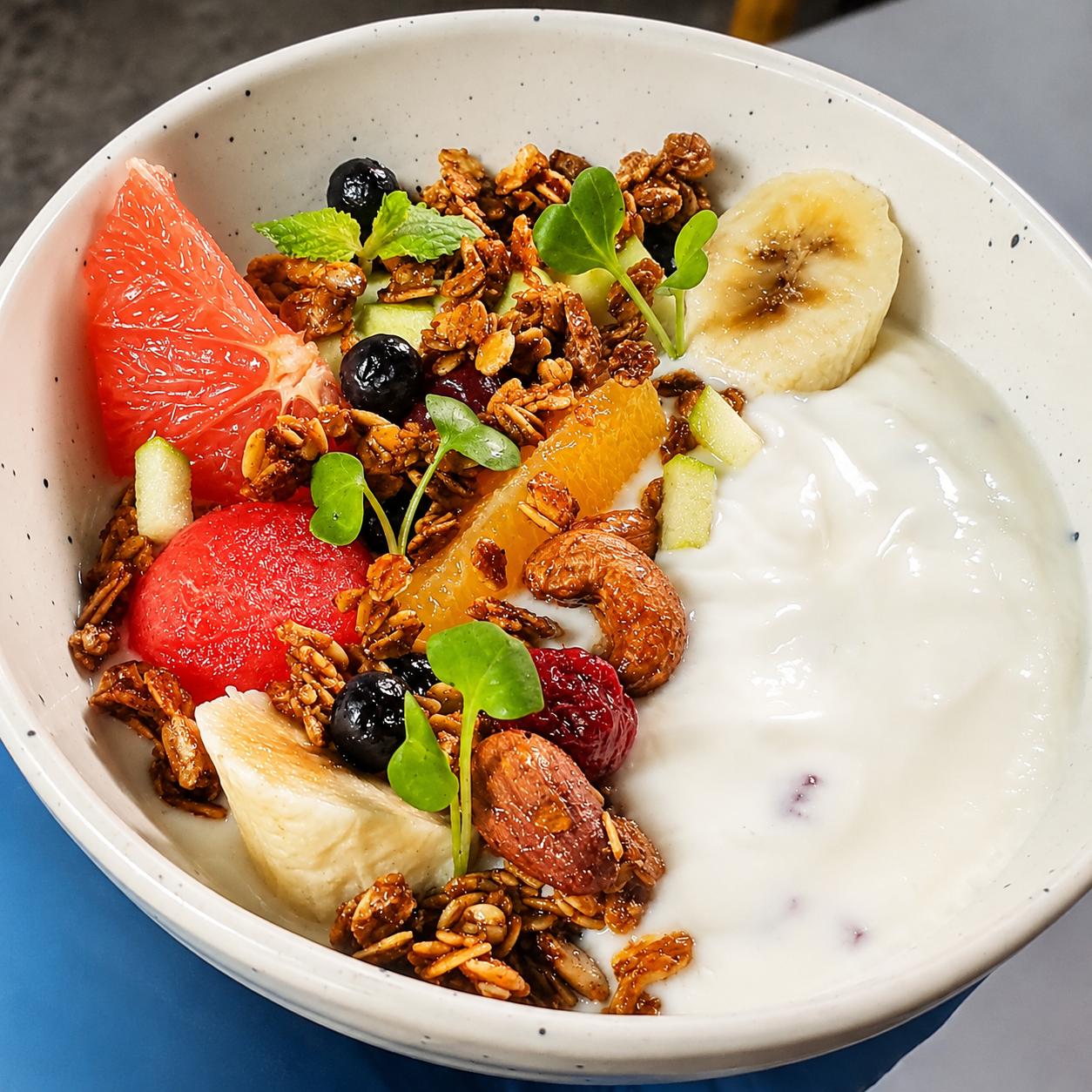 Granola bowl · yoghurt · fruits