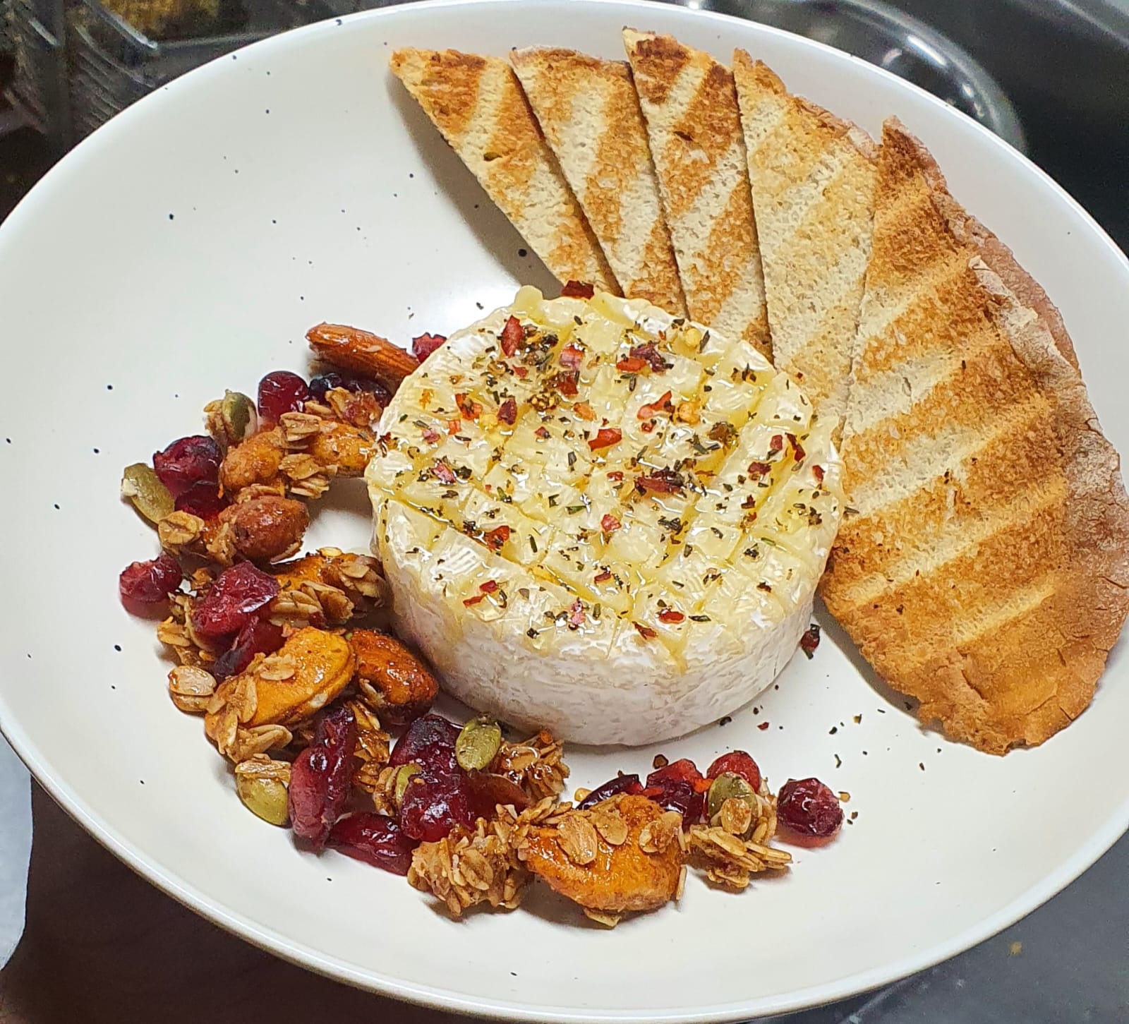 Baked camembert · granola · toast