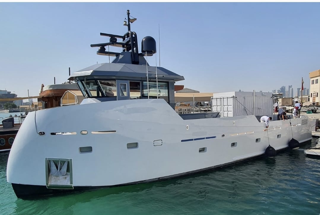 YXT diving support yacht with container kitchen on deck